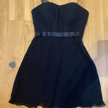 Schwarzes kurzes Kleid