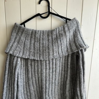 Off shoulder sweater 
