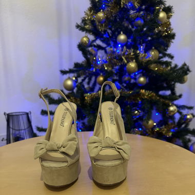 Tacci beige in pelle scamosciata