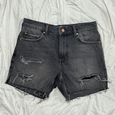 Jeans corti strappati