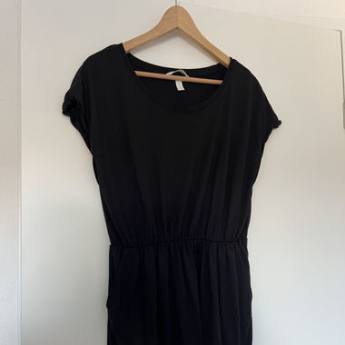 Schwarzes Kleid 