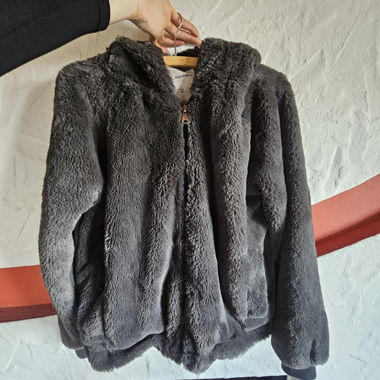 Giacca con cappuccio in ecopelliccia Pull&Bear M