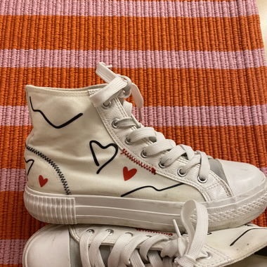 Weisse Schuhe mit Muster