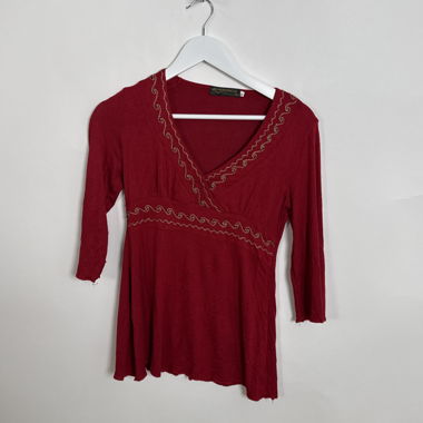 Rotes besticktes Oberteil