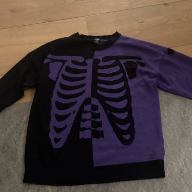 Pull FSBN à motif squelettes