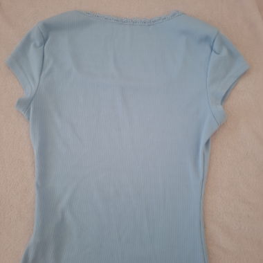 Top mit hellem blauem Spitzenbesatz – Coquette