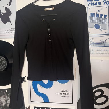 Top nero a maniche lunghe heart & hips di Dolls Kill