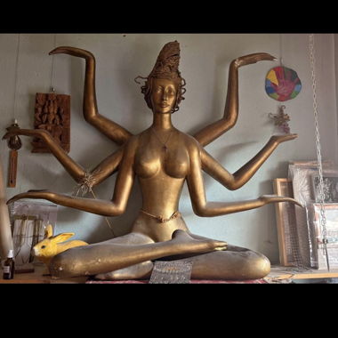 Grande statua dorata con più braccia