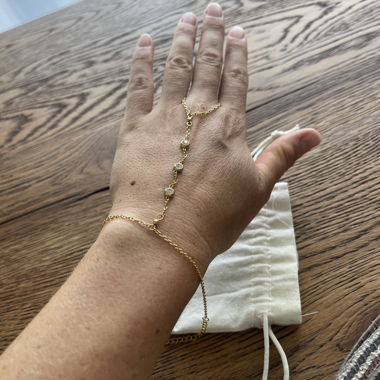 Bracelet de main doré avec pierres