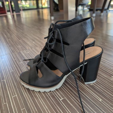 Schwarze Schnür-Sandaletten mit Absatz