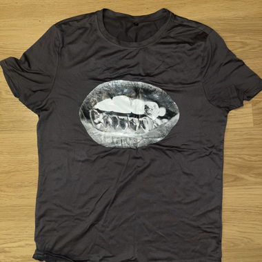 T-shirt gris foncé avec imprimé lèvres