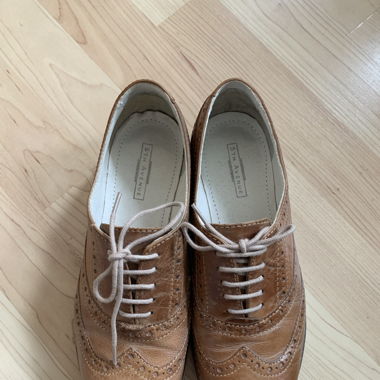 Flache Lederschuhe mit Lochmuster