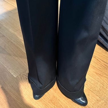 Schwarze Hose, gerade geschnitten mit Bügelfalte