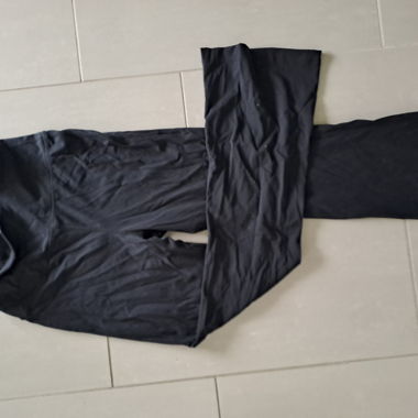 Black yoga pants