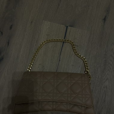 Elegant Shoulder Bag with Gold Chain