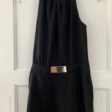 Schwarzer Kurzoverall mit Guertel
