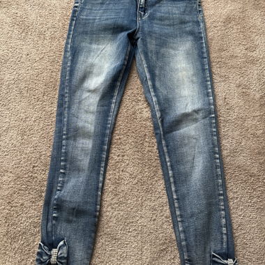 Jeans avec nœuds et ornements en perles