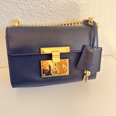 Sac bandoulière en cuir Gucci avec chaîne dorée