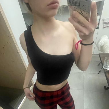Top nero con una spallina