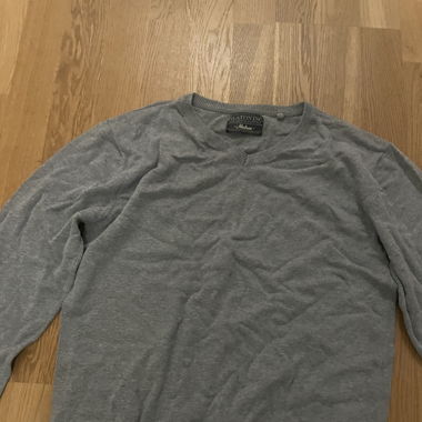 Grauer Pullover V-Ausschnitt 