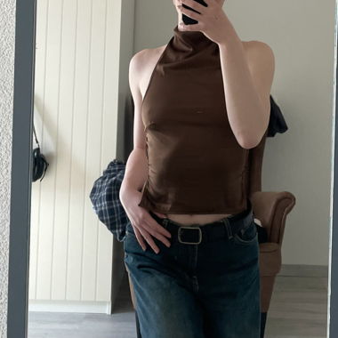 Top dos nu brun