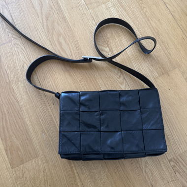 New Bottega Venetta Cassette Bag in Black
