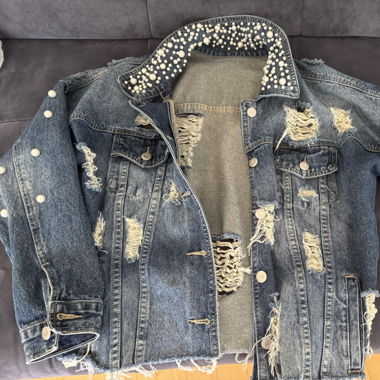 Jeansjacke mit Perlen 