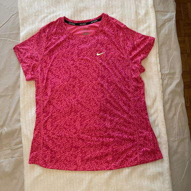 T-Shirt Nike rosa a motivi
