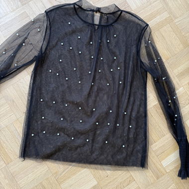 Transparentes schwarzes Shirt mit Perlen