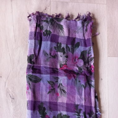 Foulard violet à fleurs