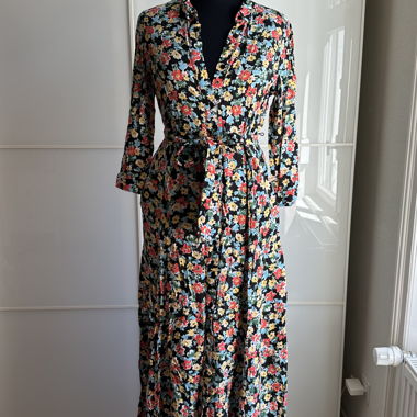 Süsses Kleid mit Band zum Wickeln