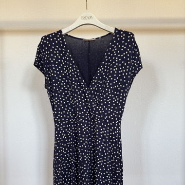 Jolie robe bleue à pois blancs