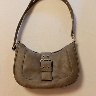 Beige shoulder bag with buckle