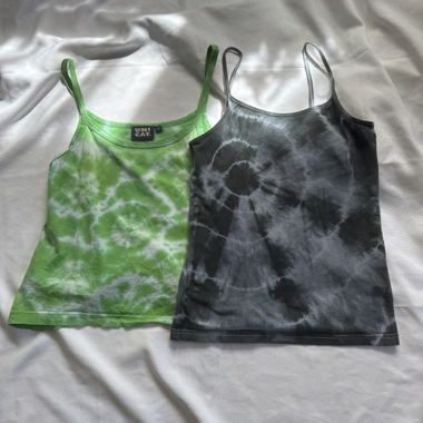 Set aus 2 batik tie dye tops 