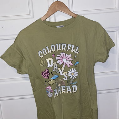 Olivegrünes bedrucktes T-Shirt
