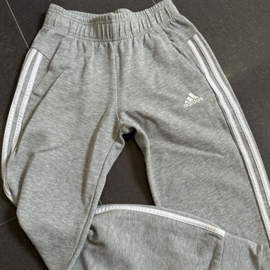 Graue Adidas Trainingshose