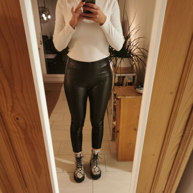 Enge Hosen in Lederoptik