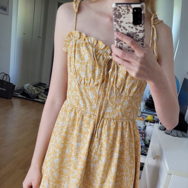 Gelbes Blumenkleid kurz