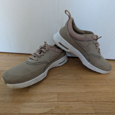 Beige Nike sneakers with white sole