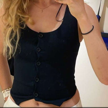 Top smanicato gilet con bottoni Gina Tricot
