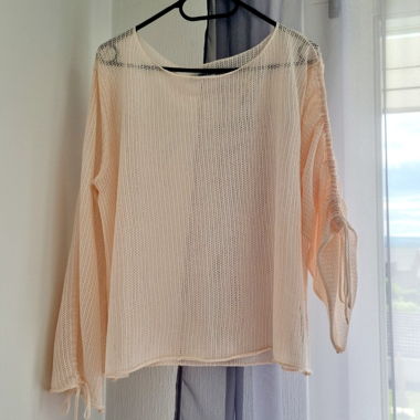Top con motivo a occhielli Zara