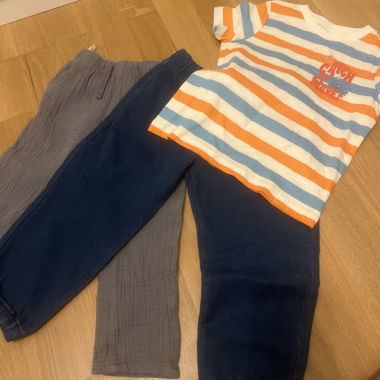 Set bambino con pantaloni e t-shirt