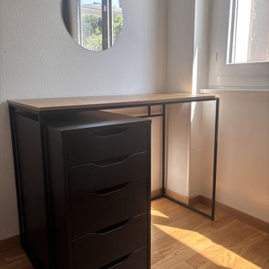 Scrivania con modulo porta-cassetti