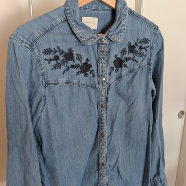 Camicia in jeans con stampa ricamata