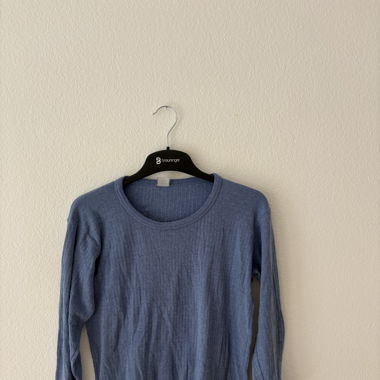 Blauer Strickpullover