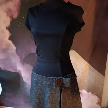 Schwarzes Kleid mit strukturierter Rockpartie
