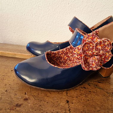 Stylische lackblaue Vintage-Pumps