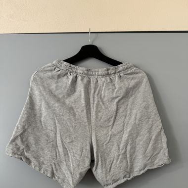 Kurze graue Hose