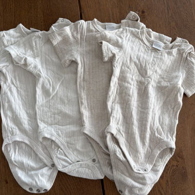 Lot de 4 bodys taille 74/80