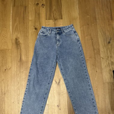 Jeanshose mit Glitzersteinen